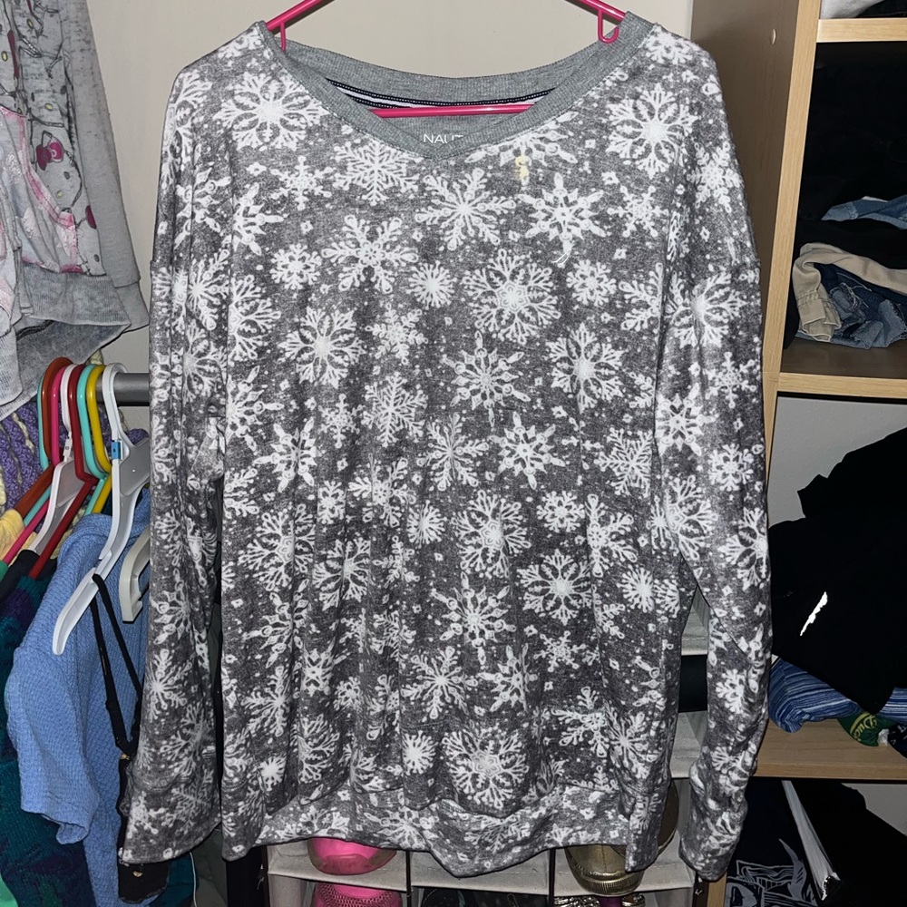 Soft snowflake pattern pajama shirt